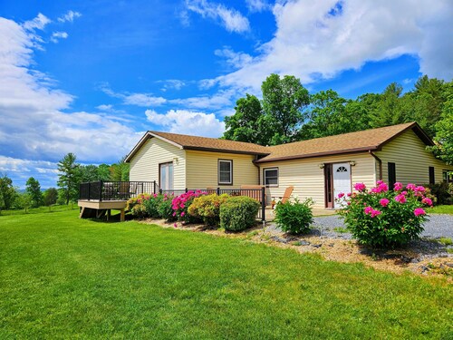Quiet, off the grid getaway with access to hiking, fishing and wineries nearby!