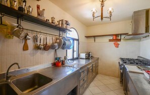Kühlschrank, Mikrowelle, Herdplatte, Kochgeschirr/Geschirr/Besteck