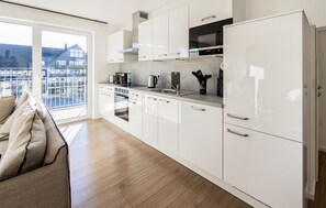 Kjøleskap, kokeplater, oppvaskmaskin og kaffetrakter/tekoker