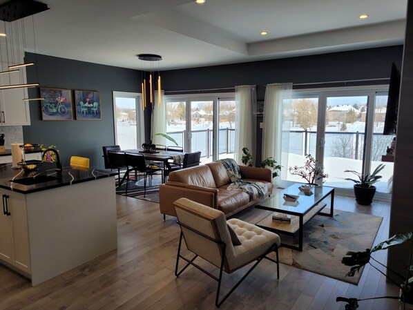 Smart TV, fireplace, ping pong, books