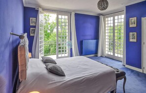 6 bedrooms, travel crib, free WiFi, bed sheets