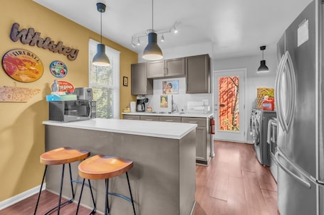Fridge, microwave, oven, stovetop. 5 min to DT-Multicade Arcade-Scenic-Nature Trails!