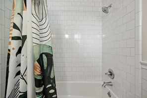 Haartrockner, Handtücher, Seife, Shampoo