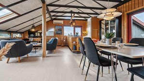 Un interior moderno con comedor, cocina y sala de estar.