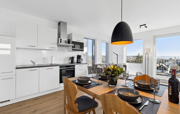 Køleskab, kogeplade, opvaskemaskine, kaffe-/temaskine