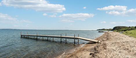 Nær stranden og fisking