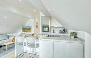 Wasserkocher mit Kaffee-/Teezubehör, Kühlschrank, Herdplatte