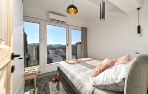 2 bedrooms, travel cot, free WiFi, bed sheets