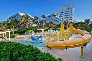 Pool - State of the arts family unit best location beach & pool (CancÃºn)