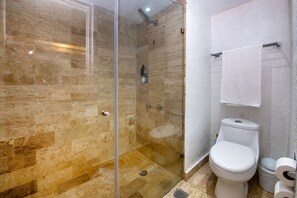 Shower, hair dryer, towels, soap - State of the arts family unit best location beach & pool (CancÃºn)