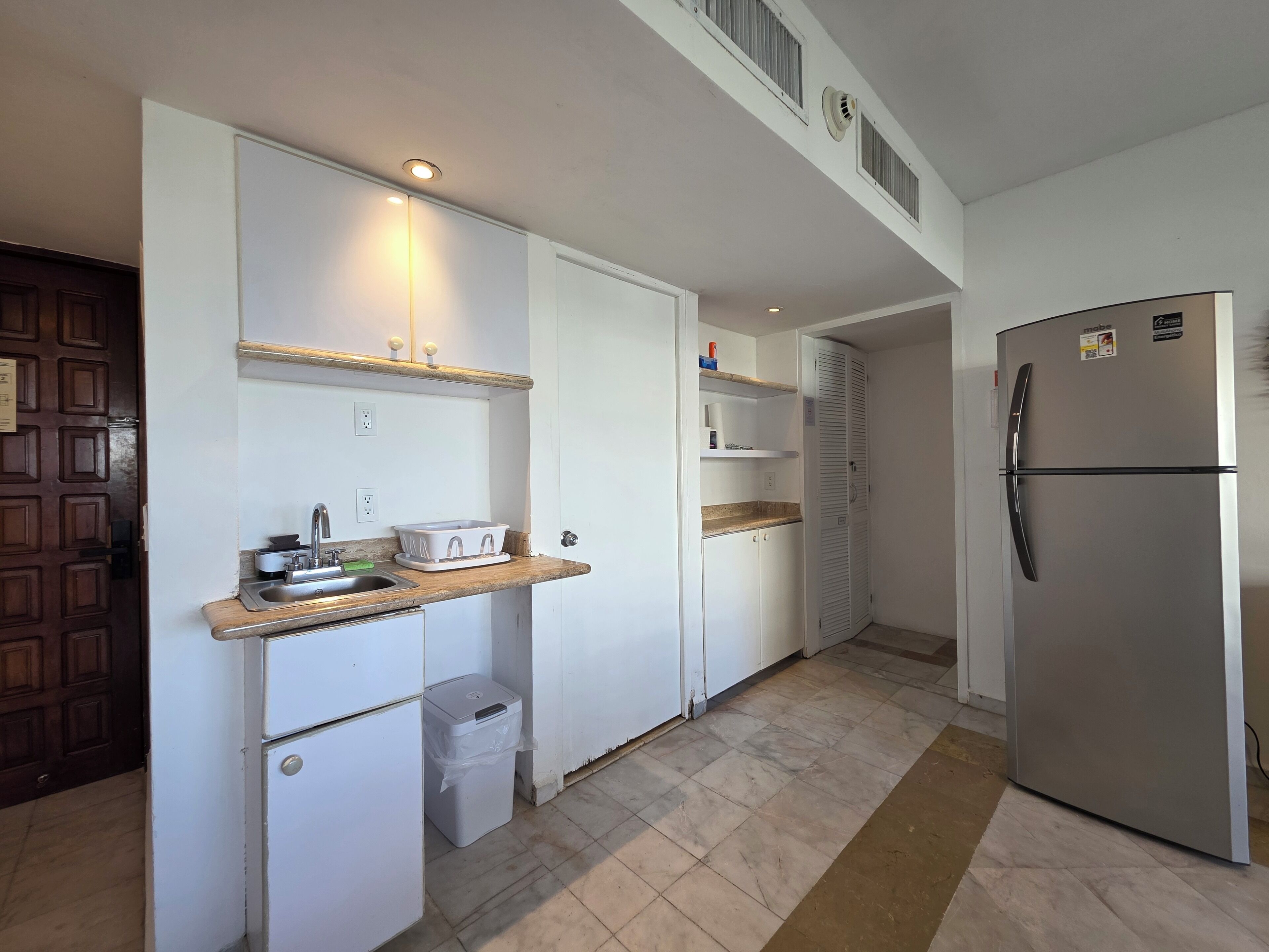 Refrigerador, microondas, horno, cafetera/tetera