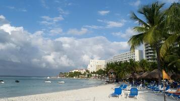 Plage à proximité, chaises longues, serviettes de plage