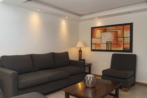 Smart TV, fireplace, ping pong