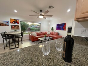 Smart-TV, Kamin, Bücher, Stereoanlage