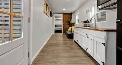 Cozy Midnight Cargo Cottage - Near Wheeler Lake