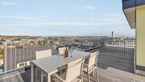 A rooftop terrace with a table and chairs, overlooking a cityscape. - Awesome apartment in Winterberg with sauna (Winterberg)