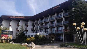 Un hotel a più piani con balconi e un cartello con la scritta 'la galerie'.