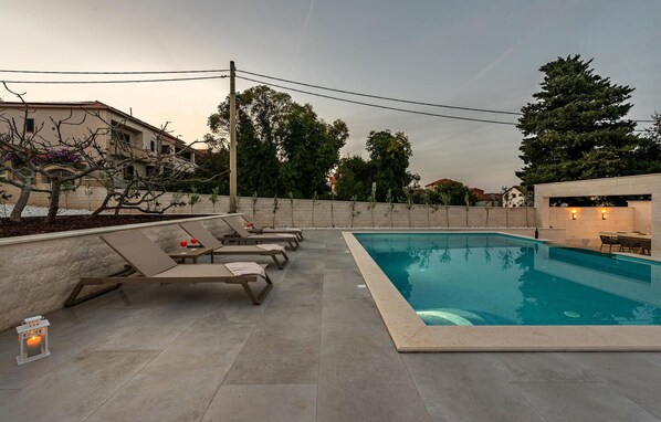 حمّام سباحة مُدفَّأ