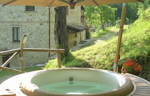 Outdoor spa tub