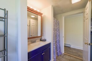 Shower, hair dryer, towels, soap - Cape Jellison Retreat (Stockton Springs)