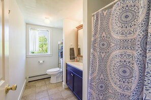 Shower, hair dryer, towels, soap - Cape Jellison Retreat (Stockton Springs)