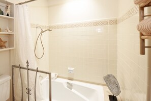 Boblebad, hårføner, håndklær og toalettpapir