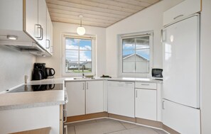 Réfrigérateur, micro-ondes, plaque de cuisson, lave-vaisselle