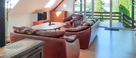 TV, fireplace, ping pong