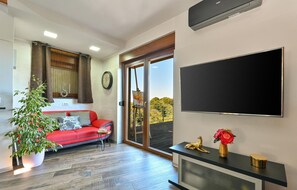 Smart TV, chimenea, futbolito y tenis de mesa 