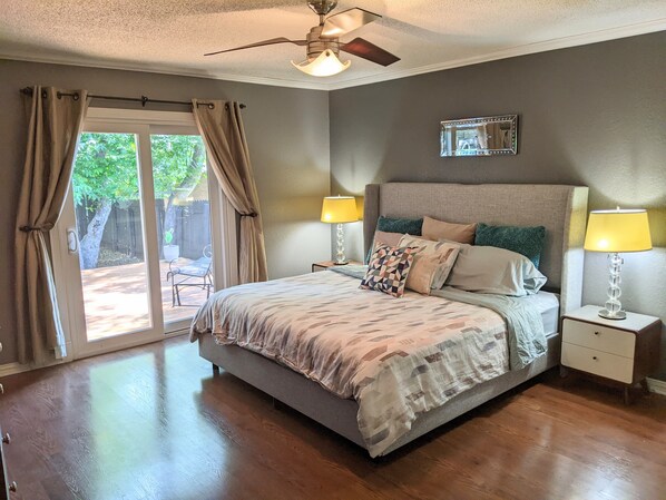 3 bedrooms, desk, free WiFi, bed sheets - South Austin Charmer with Backyard Oasis (Austin)