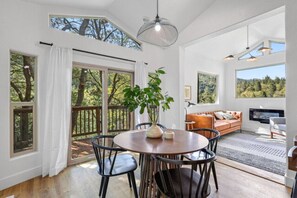 TV - Lookout Cabin (Hot Tub) (Dunsmuir)