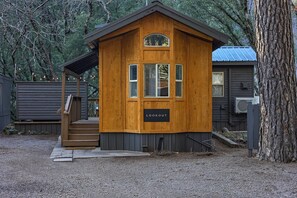 Exterior - Lookout Cabin (Hot Tub) (Dunsmuir)
