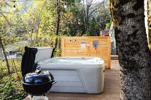 Outdoor spa tub - Modern Cabin (Alder) (Dunsmuir)