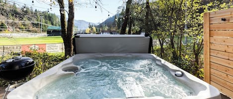 Outdoor spa tub