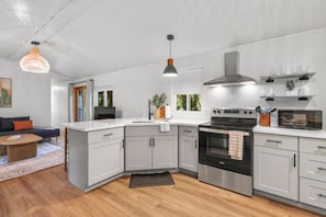 Kylskåp, mikrovågsugn, ugn och brödrost