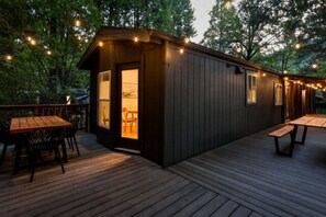 Outdoor dining - Modern Cabin (Aspen) (Dunsmuir)