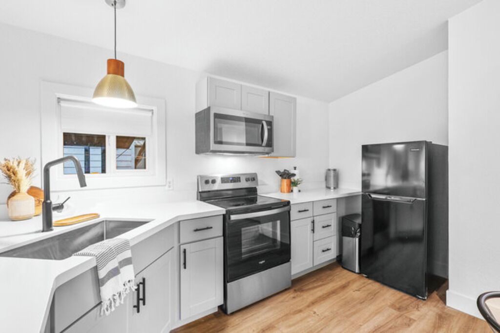 Geladeira, micro-ondas, fogão, cooktop