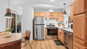 Kjøleskap, mikrobølgeovn, ovn og brødrister