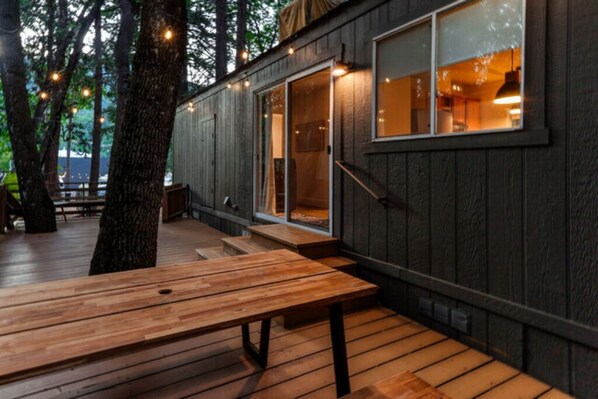 Terrace/patio - Modern Cabin (Hawthorne) (Dunsmuir)