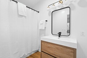 Combined shower/tub - Modern Cabin (Maple) (Dunsmuir)