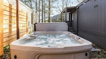 Tina de hidromasaje al aire libre