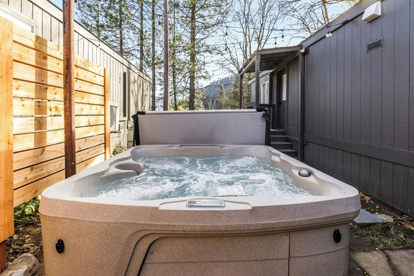 Outdoor spa tub - Modern Cabin (Maple) (Dunsmuir)