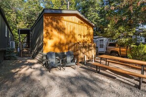 Outdoor dining - Modern Cabin - (Oak) (Dunsmuir)