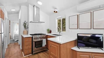 Een koelkast, een magnetron, een oven