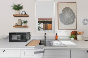 Frigorífico, microondas, placa de cocina y tostadora