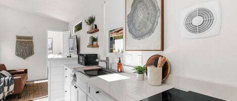 Refrigerador, microondas, parrilla de estufa y tostadora