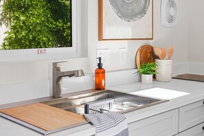 Réfrigérateur, four à micro-ondes, surface de cuisson, grille-pain