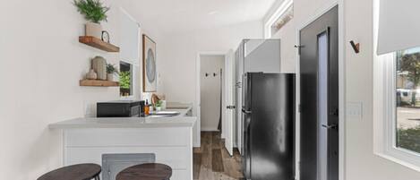 Frigorífic, microones, placa de cuina i torradora