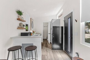 Refrigerador, microondas, parrilla de estufa y tostadora 