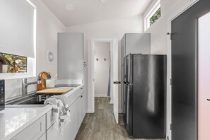 Kjøleskap, mikrobølgeovn, kokeplater og brødrister